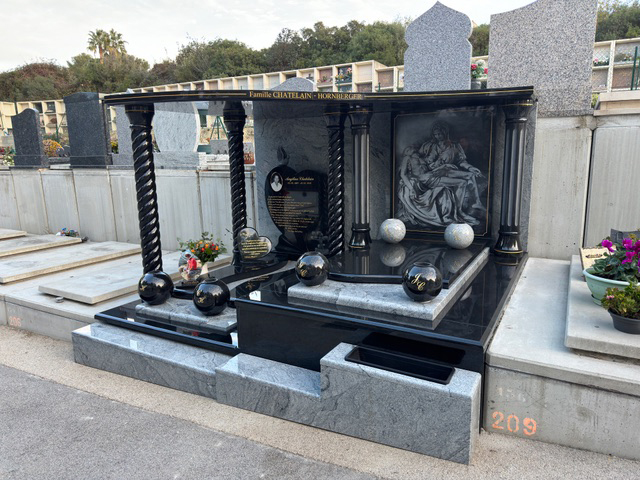 Grande lanterne funéraire en granit pour hommage funéraire